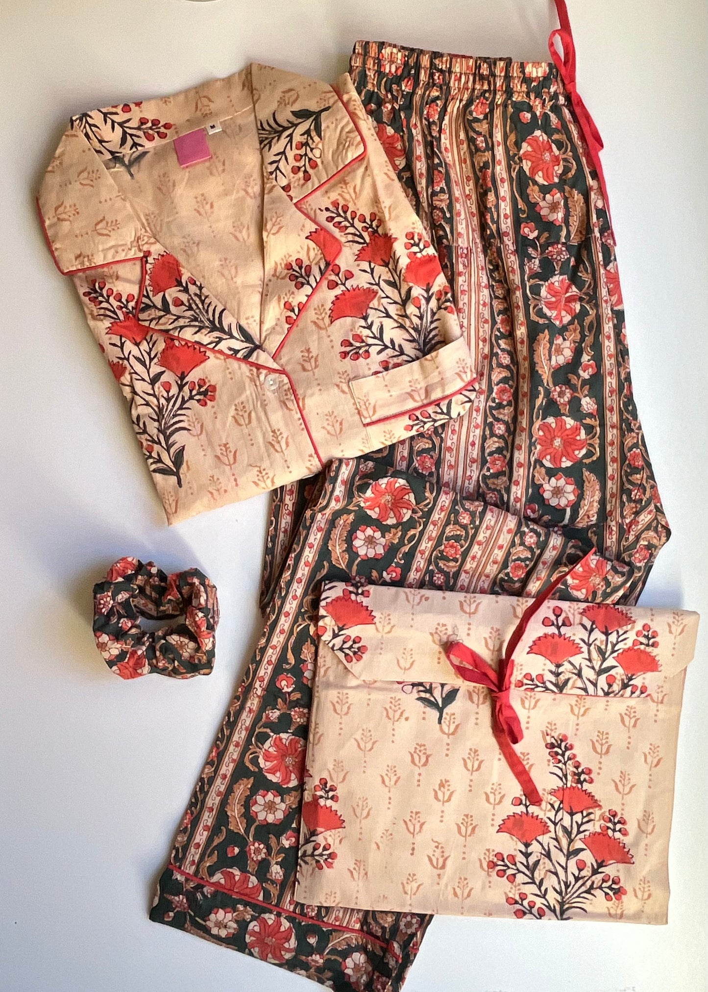 2026 SUI OTOÑO-INVIERNO BEIGE ROJO RAYAS