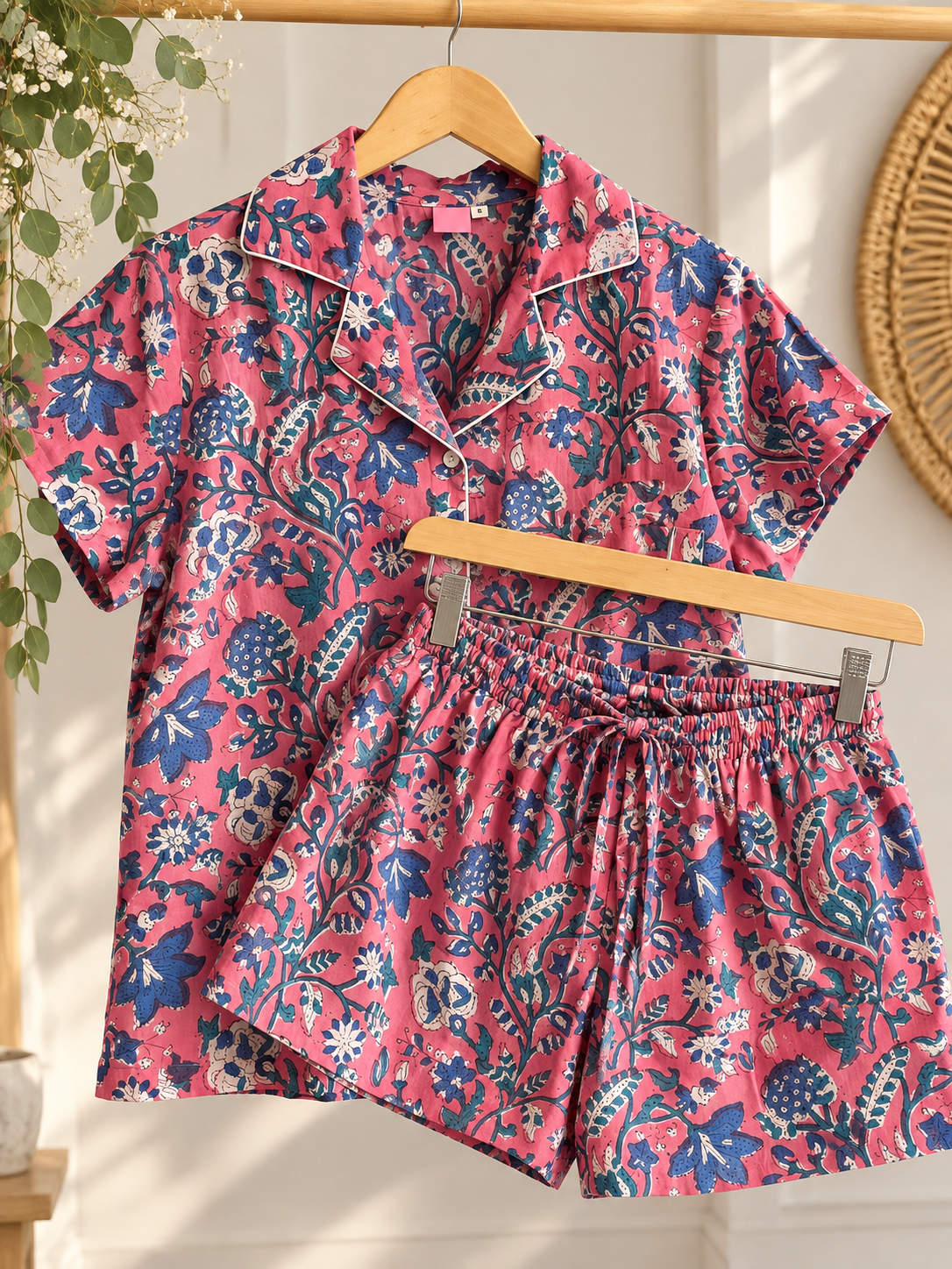 Pijama Sui verano| estampado coral/rosado con flores en tonos azul-verde